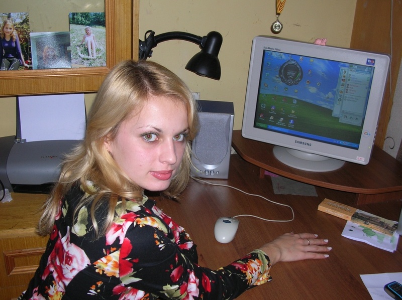 Сидя на компьютерном столе блондинка раздвинула ляжки