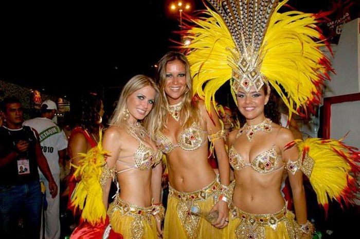 Гламурные танцовщицы щеголяют по улицам на карнавале в Рио