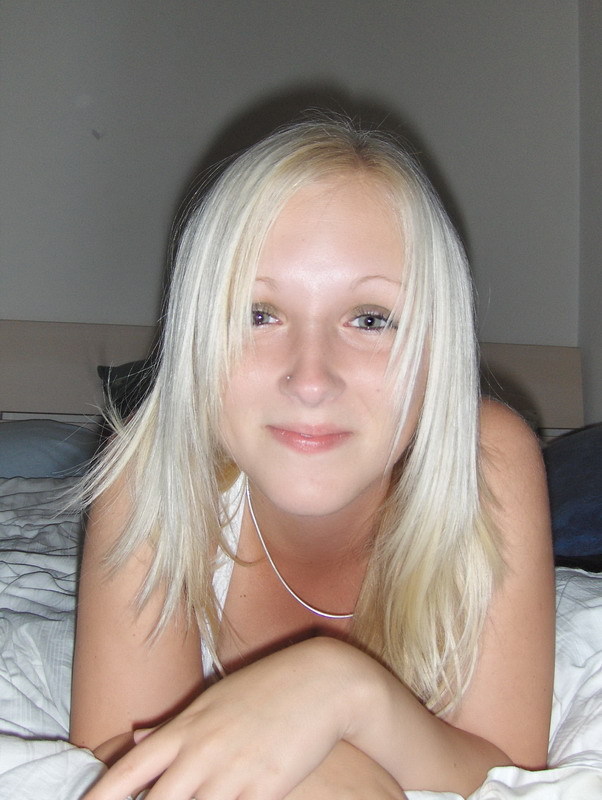 19-летняя блондинка обнажила торчащие соски на даче