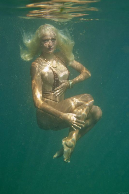 Необычные фото голой блондинки под водой