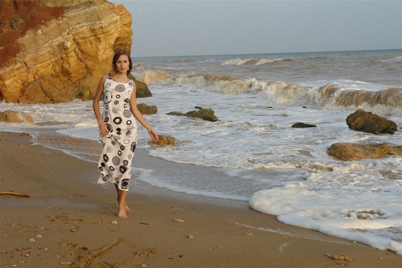 Девука выставляет напоказ письку на песке недалеко от моря